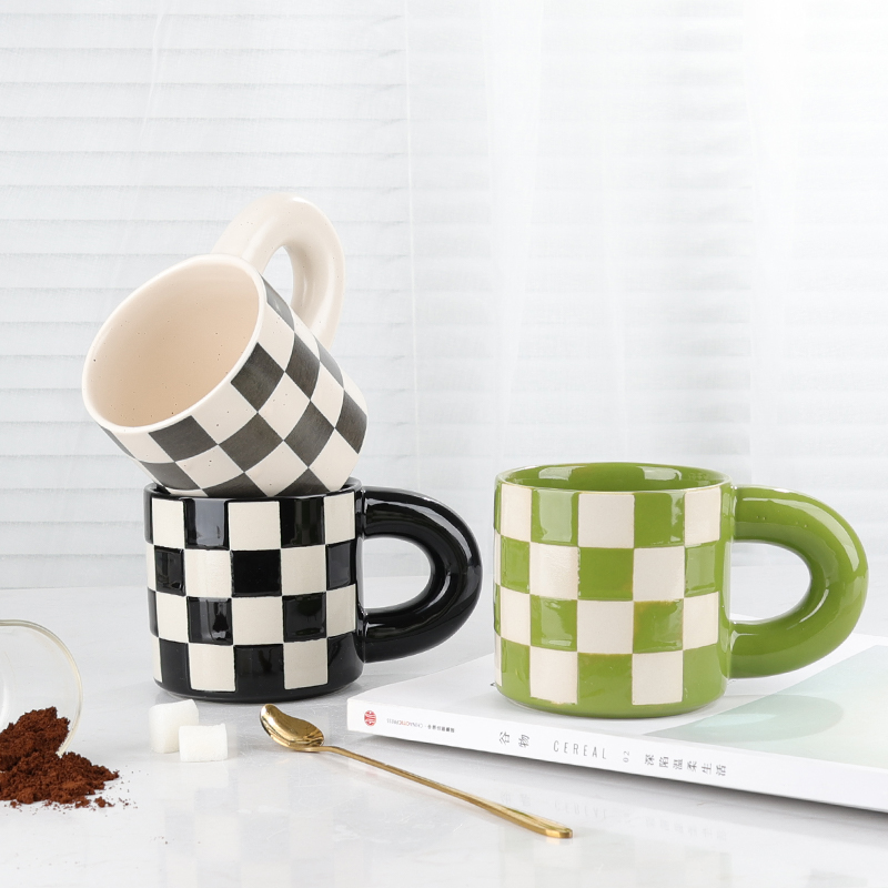 Grid-pattern-mug (1)